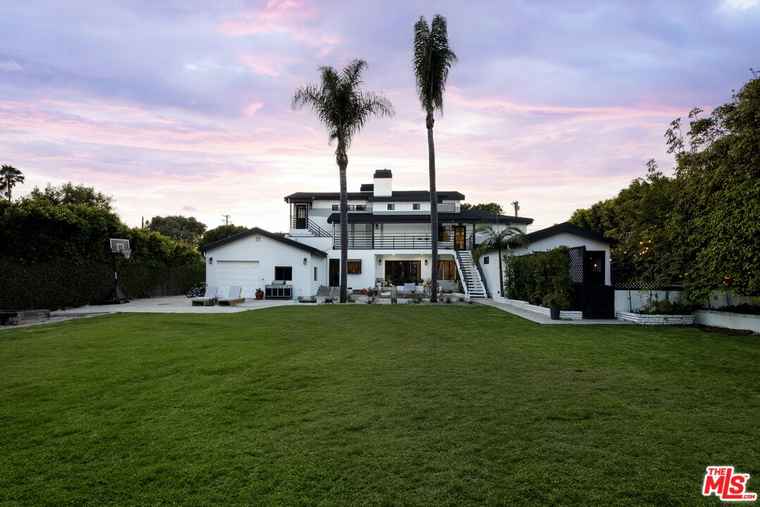 Photo of 29328 Heathercliff Rd Malibu, CA 90265