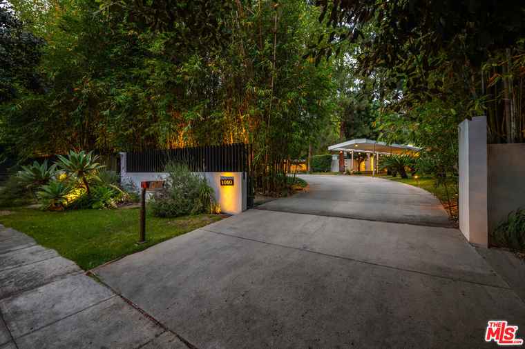 Photo of 1010 N Rexford Dr Beverly Hills, CA 90210