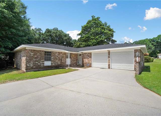 Property at 4205 Chesterfield Dr N, Mobile, AL 36618, 3 beds, 2 baths