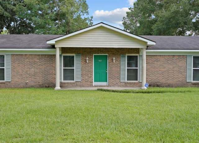 Property at 1011 Joaneen Dr, Saraland, AL 36571, 3 beds, 2 baths