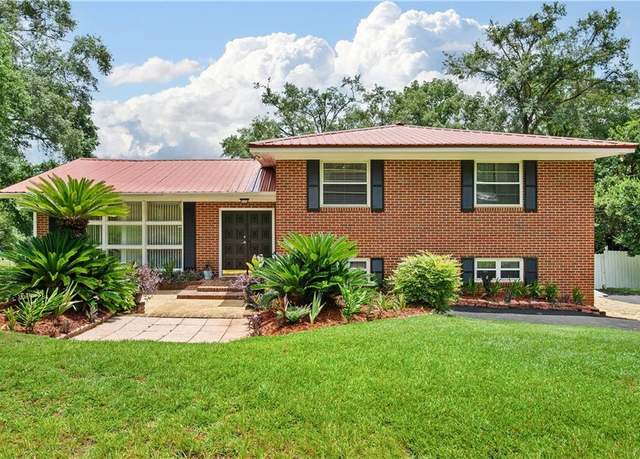 Property at 1810 Colonial Oaks Dr, Mobile, AL 36618, 4 beds, 2 baths