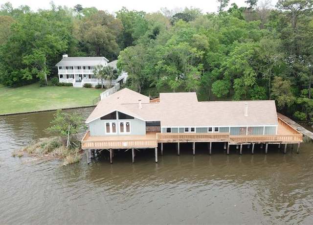 Property at 3074 Riverside Dr, Mobile, AL 36605, 5 beds, 2 baths