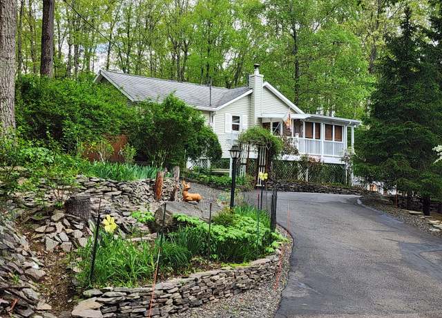 Property at 301 Estate Dr, East Stroudsburg, PA 18302, 3 beds, 3 baths