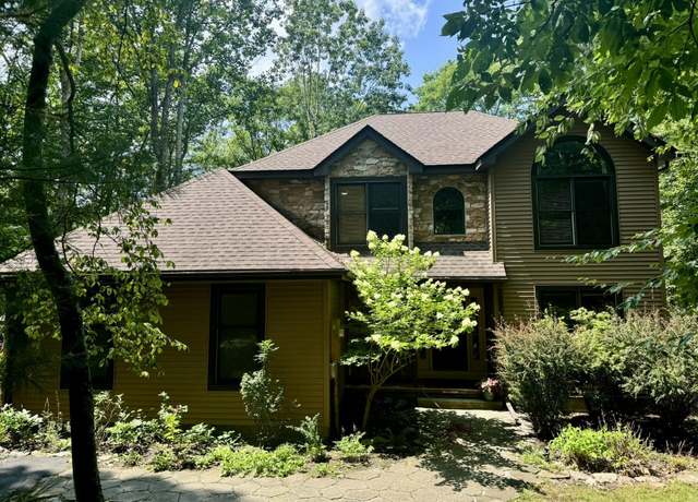 Property at 542 Hallowood Dr, East Stroudsburg, PA 18302, 3 beds, 2.5 baths