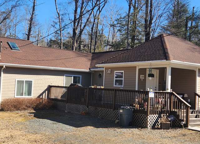 Property at 149 Oak Ln, Cresco, PA 18326, 3 beds, 2 baths