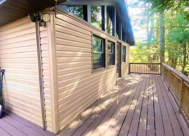 Property at 2086 Glenwood Ln, Lake Ariel, PA 18436, 5 beds, 2 baths