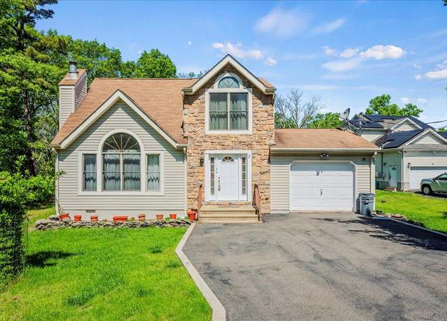 Property at 349 Mallard Ln, Bushkill, PA 18324, 3 beds, 2 baths