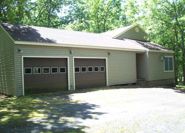 Property at 2112 Yorkshire Ct Ct, Bushkill, PA 18324, 3 beds, 2 baths