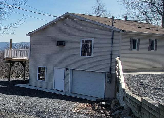 Property at 5249 E Woodbridge Dr, Bushkill, PA 18324, 4 beds, 2 baths