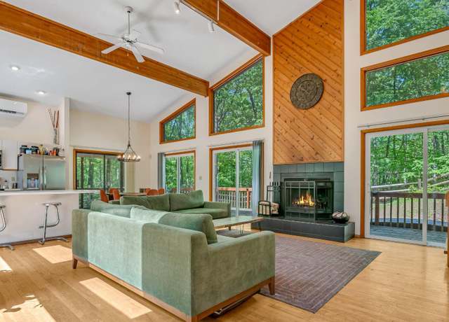 Property at 106 Stowe Ln, Tafton, PA 18464, 3 beds, 2.5 baths