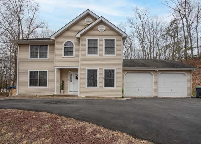 Property at 128 Cardinal Rd, Cresco, PA 18326, 3 beds, 2.5 baths
