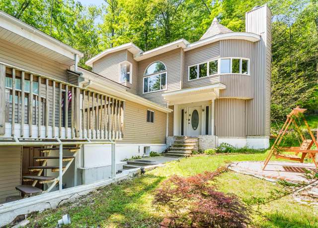 Property at 133 W Hemlock Dr, Greentown, PA 18426, 3 beds, 2 baths