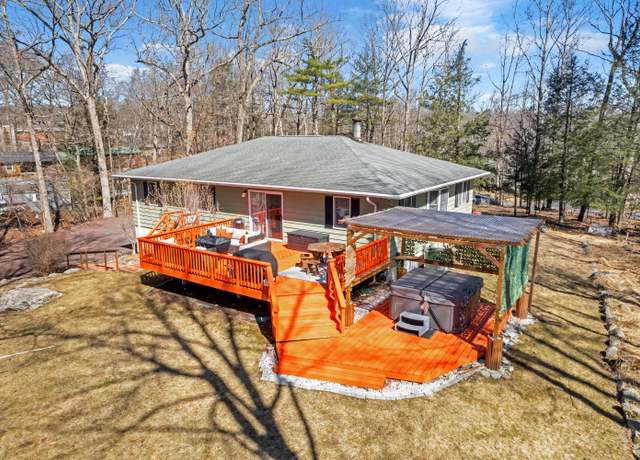 Property at 136 Oak Ln, Cresco, PA 18326, 4 beds, 2 baths