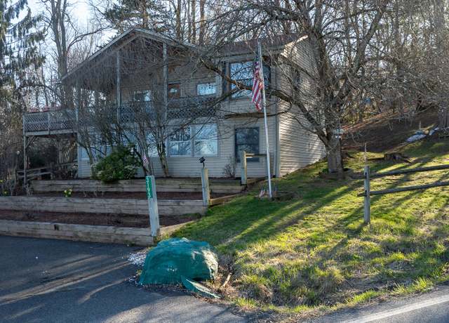 Property at 3193 Pine Ridge Dr, Bushkill, PA 18324, 4 beds, 2 baths