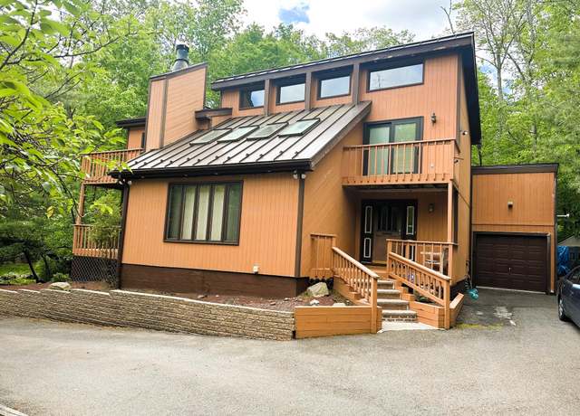 Property at 326 Somerset Dr, East Stroudsburg, PA 18301, 3 beds, 2 baths