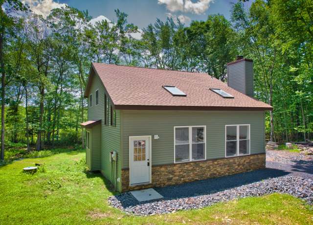 Property at 371 Underhill Dr, Tamiment, PA 18371, 3 beds, 2 baths