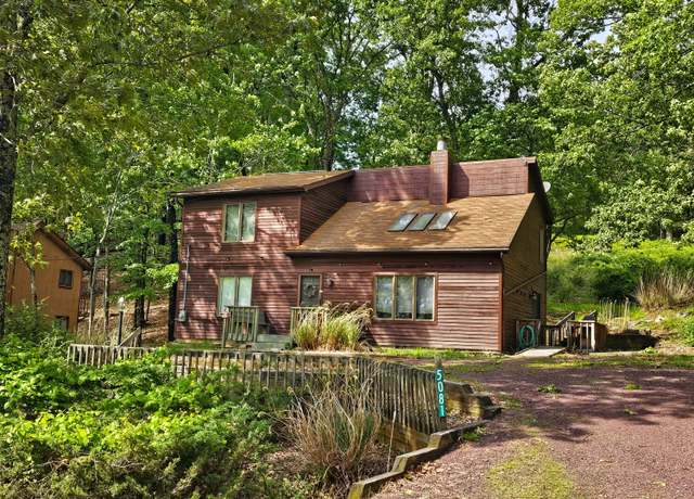 Property at 5081 Woodbridge Dr E, Bushkill, PA 18324, 3 beds, 2 baths