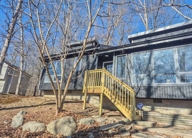 Property at 284 Manchester Dr, Bushkill, PA 18324, 3 beds, 2 baths