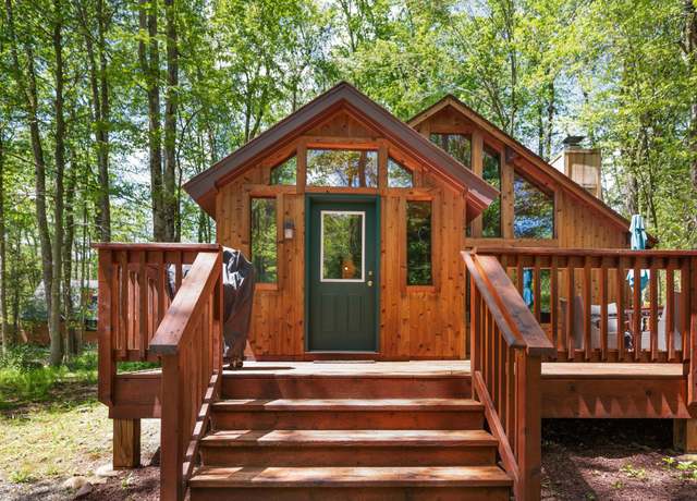 Property at 2107 Oak Rd, Pocono Pines, PA 18350, 2 beds, 1.5 baths