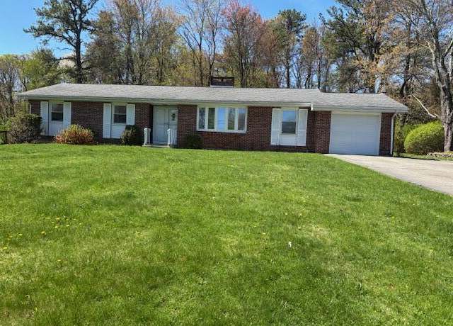 Property at 423 Oak St, Cresco, PA 18326, 5 beds, 2 baths