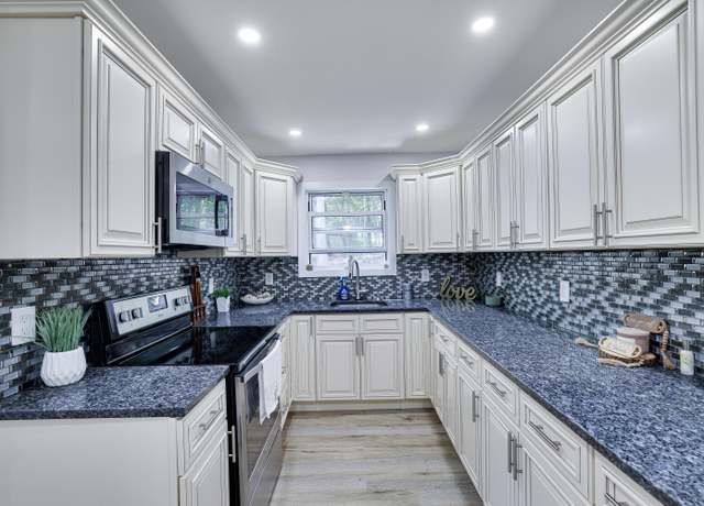 Property at 3109 Snowden Dr, Bushkill, PA 18324, 3 beds, 2 baths
