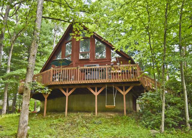 Property at 118 Sussex Ct, Bushkill, PA 18324, 3 beds, 2 baths