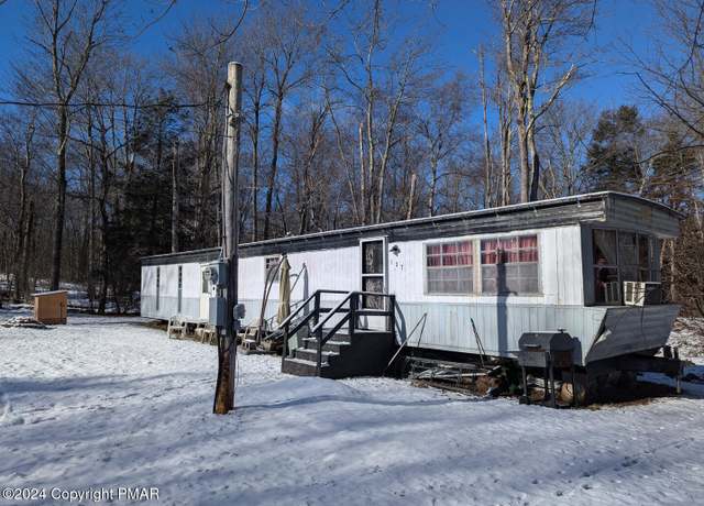 Property at 137 Broken Arrow Ln, Gouldsboro, PA 18424, 2 beds, 1 bath