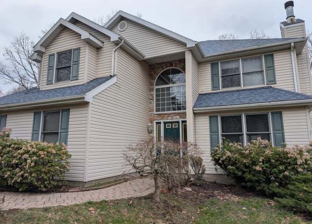 Property at 2439 Horseshoe Dr Dr, East Stroudsburg, PA 18301, 5 beds, 3.5 baths