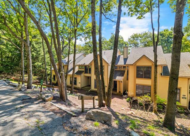 Property at 426 Oak Ct, Tannersville, PA 18372, 3 beds, 2 baths