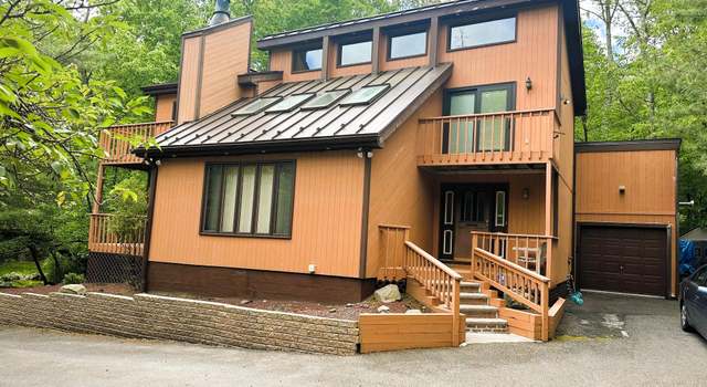 Photo of 326 Somerset Dr, East Stroudsburg, PA 18301