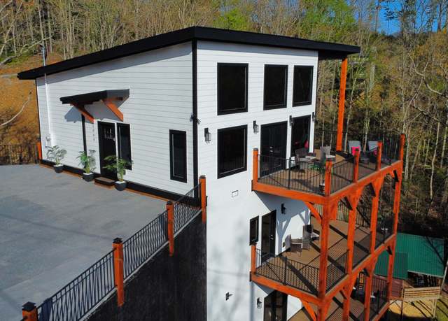 Property at 1040 Old Cartertown Rd, Gatlinburg, TN 37738, 4 beds, 3.5 baths