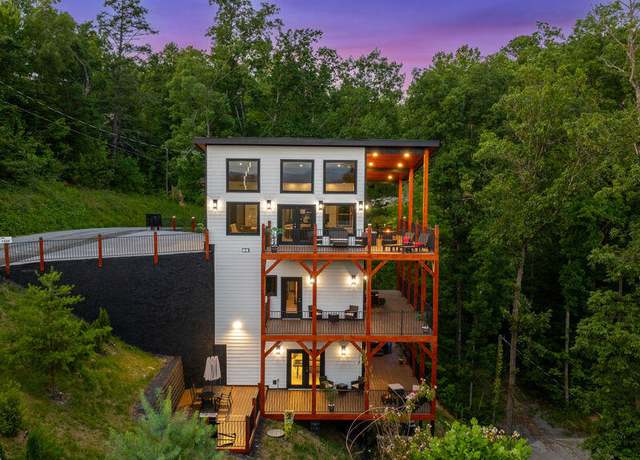 Property at 1040 Old Cartertown Rd, Gatlinburg, TN 37738, 4 beds, 3.5 baths