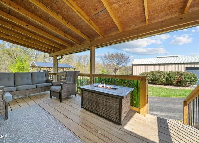 Property at 370 Ailey Rd, Dandridge, TN 37725, 3 beds, 2.5 baths