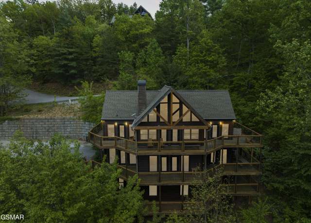 Property at 3747 Edge Park Dr, Sevierville, TN 37862, 4 beds, 6 baths
