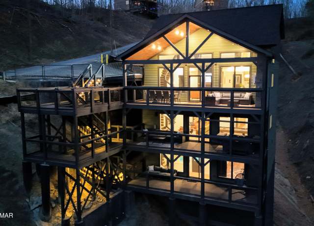 Property at 309 Pinnacle Dr, Gatlinburg, TN 37738, 5 beds, 5.5 baths