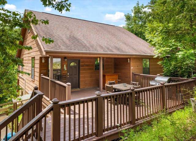 Property at 1727 Walker Trl, Sevierville, TN 37876, 2 beds, 3 baths
