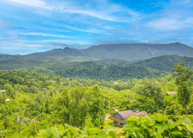 Property at 806 Beanstalk Ct, Gatlinburg, TN 37738