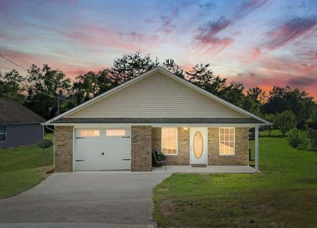 Property at 1039 Center St, Sevierville, TN 37862, 3 beds, 2 baths