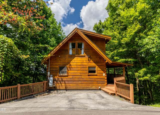 Property at 1814 Silver Poplar Ln, Sevierville, TN 37876, 2 beds, 3 baths