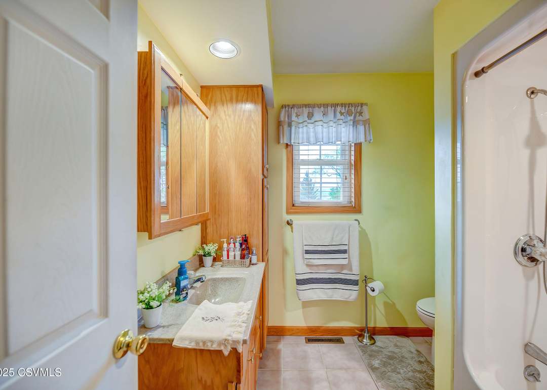 17 Makara Dr, Drums, PA 18222