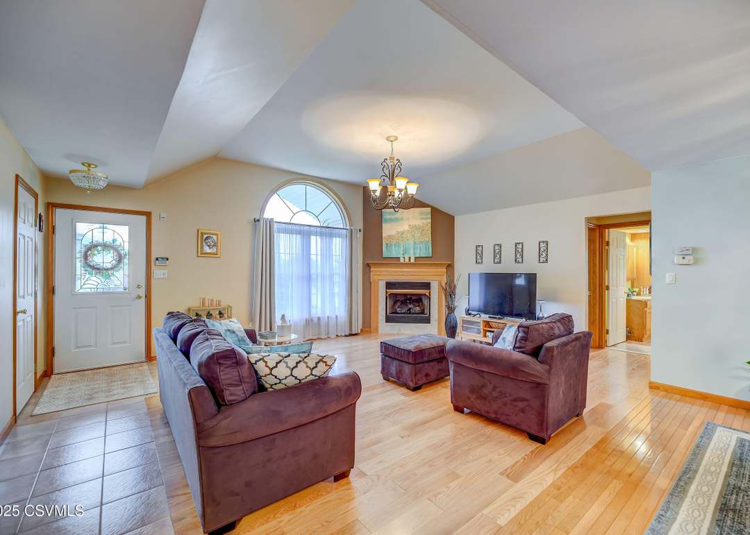 17 Makara Dr, Drums, PA 18222
