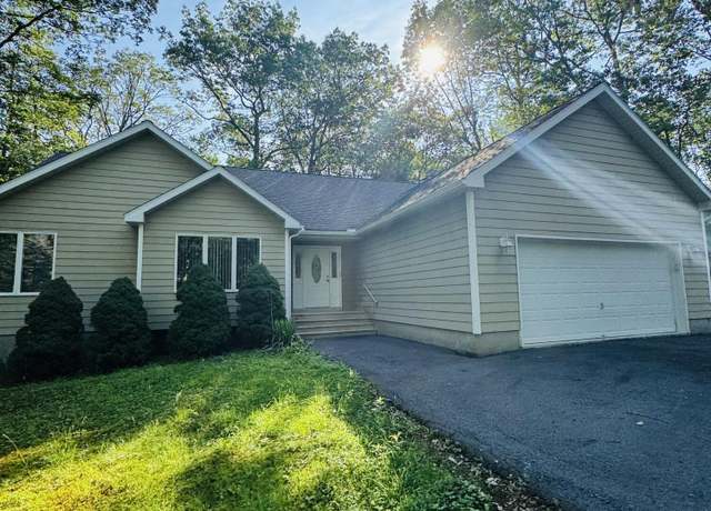 Property at 137 Rodeo Dr, Hawley, PA 18428, 3 beds, 2 baths