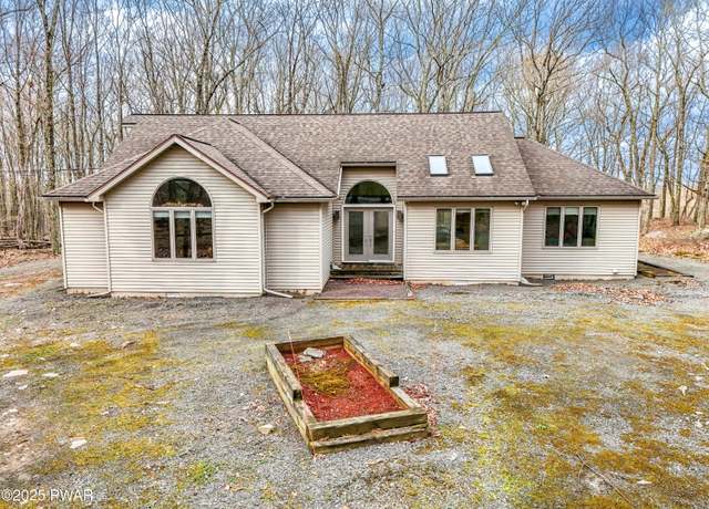 Property at 1209 Acacia Dr, Hawley, PA 18428, 3 beds, 2.5 baths