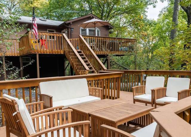 Property at 164 Oak Ridge Dr, Dingmans Ferry, PA 18328, 3 beds, 2 baths