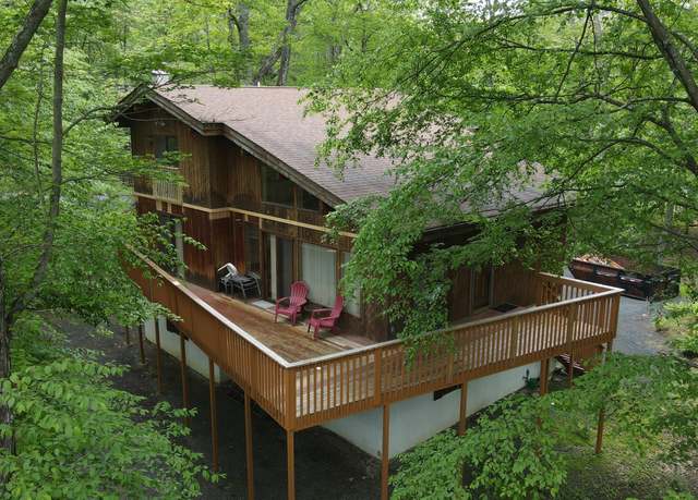 Property at 404 Canoebrook Dr, Lords Valley, PA 18428, 4 beds, 3 baths