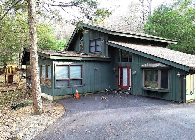 Property at 125 Evergreen Dr, Greentown, PA 18426, 3 beds, 3 baths