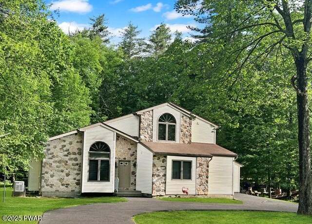 Property at 1119 Mink Ct, Bushkill, PA 18324, 5 beds, 3.5 baths