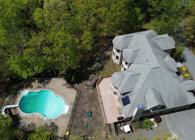 Property at 1085 Dewberry Dr, Hawley, PA 18428, 5 beds, 5.5 baths