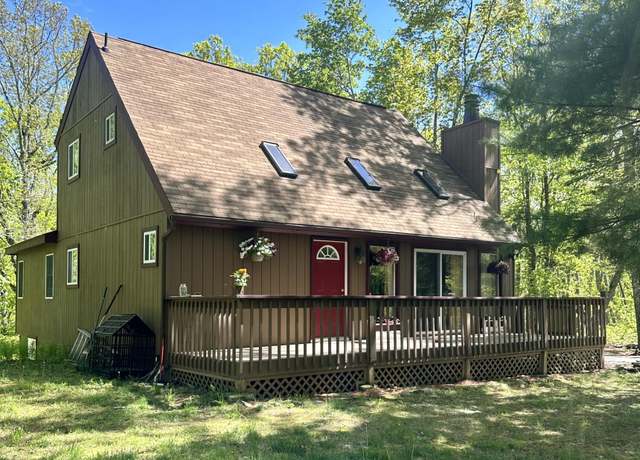 Property at 137 Remuda Dr, Hawley, PA 18428, 3 beds, 2.5 baths