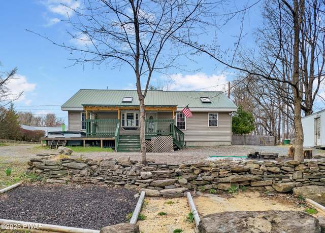 Property at 21 Maple St, Waymart, PA 18472, 3 beds, 1 bath